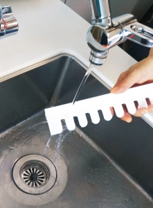 歯ブラシを引っ掛ける部分は上下とも取り外して水洗いができます。
