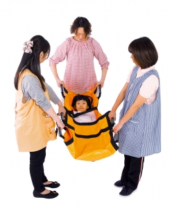 ▲担架を折り返し短くして幼児を運ぶことができます。