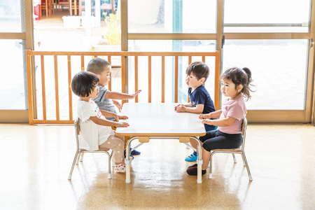 グレージュ4人用ロータイプとスタイリッシュチェアーグレージュ背付2歳児用との組み合わせ使用例