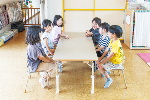 グレージュ6人用ハイタイプとスタイリッシュチェアーグレージュ背なし5歳児用との組み合わせ使用例