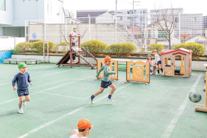 屋外2台使用例_屋外でも使用できます。ボールよけのフェンスや遊び場の仕切りになります。