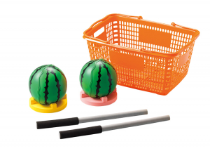 スイカの半球同士を組み合わせて台座にセット。やわらかいスポンジ製の棒で、スイカ本体を叩こう！