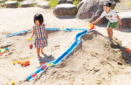 砂場を広く使って遊べる！