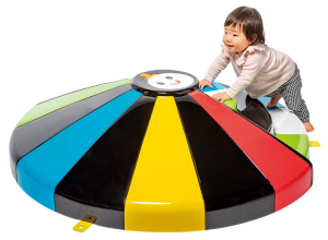 つかまり立ちで階段道にチャレンジ！　※１歳児モデル身長：75cm