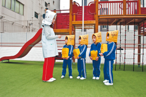 ▲手軽なサイズで、子ども自身で避難時の持ち出しもできます。