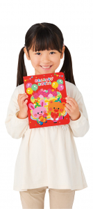 丈夫な合紙製なので、写真や手形、成長の記録を大切に残せます。