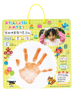 ひも付なので壁に飾ることもできます。