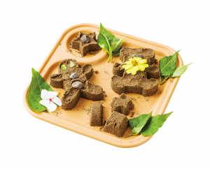 クッキー型は砂を詰めやすく、簡単に形を作れます。