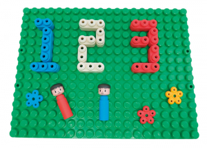 遊びの導入にぴったりなベースプレート付！