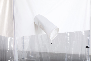 ▲冷風ダクト挿入口。紐でしばることができます。