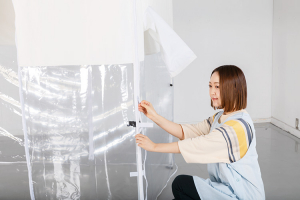 ▲柱とシートは、面ファスナーで固定。チャックを下ろすことで固定できます。