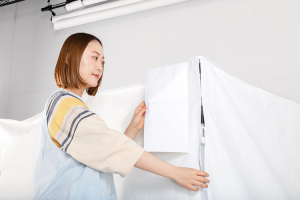 ▲角部分は大型の面ファスナーで固定します。