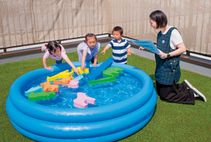 動物はどこかな？プールでかるた遊び