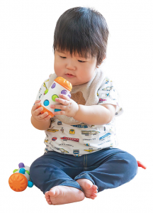 手で振るとペグが動き音を鳴らすので、ラトルとしても遊べます。