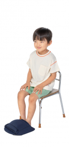 足をブラブラさせて落ち着かない子どもに
