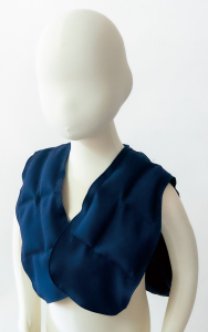 ボタンなどの留め具がないのでサラッと羽織れます