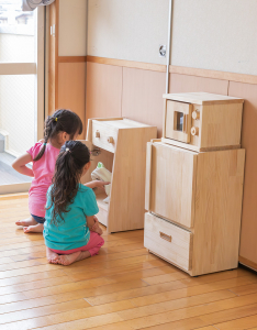 あたたかい木目の家具でままごとコーナーを演出します。