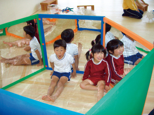 面ファスナーでジョイントすることで、鏡の空間をつくることができます。