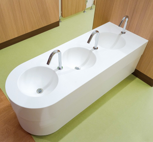 特注のアイランド型 シンクカウンター＋自動水栓