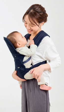 クッションとセーフティーベルトで乳児をしっかり支えます。