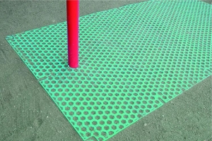 ▲鉄棒などの遊具の下に敷き、そのまま、または砂をかぶせて使います。