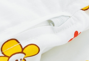 ファスナーポケット付　ファスナーの取っ手部分が幼児の肌に直接触れないようにゴムで覆っています。