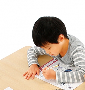 クレヨンや鉛筆を使うことで小学校入学後に必要なかく力を育てます。<br>