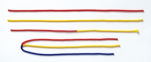 結び方のコツがよくわかる、色の違う4 種類のひもが入っています。